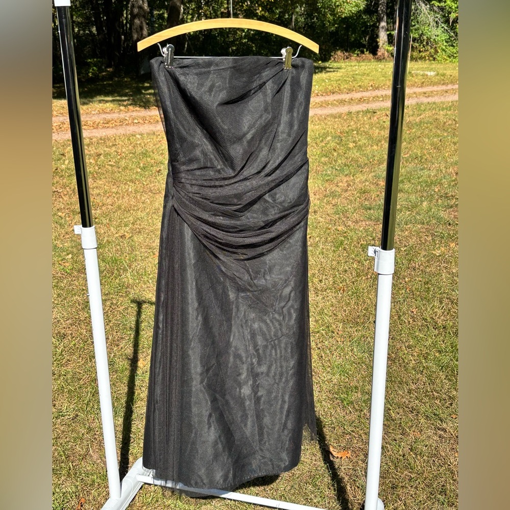 Vera Wang Women’s Black Strapless Tulle Ruched Evening Gown Size 10